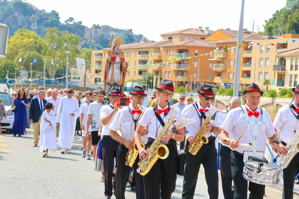 défilé en fanfare lors de saint grat 2024