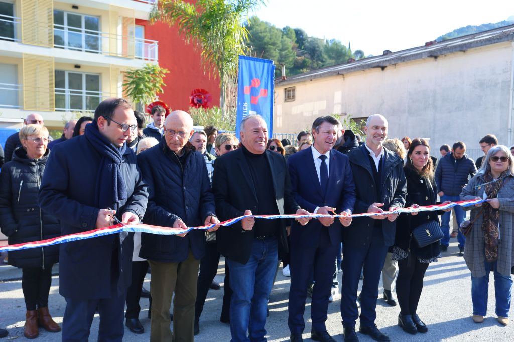 Coupage du ruban lors de l'inauguration des résidences du Rivéo