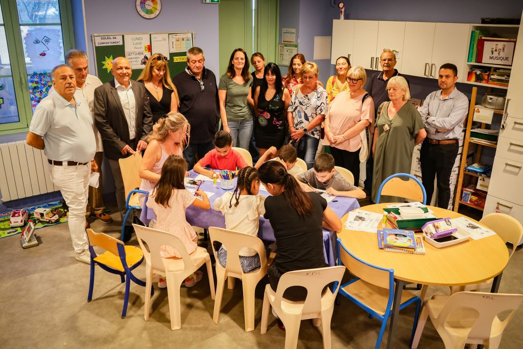 photo de la rentrée des classes 2023 avec les élus et le maire