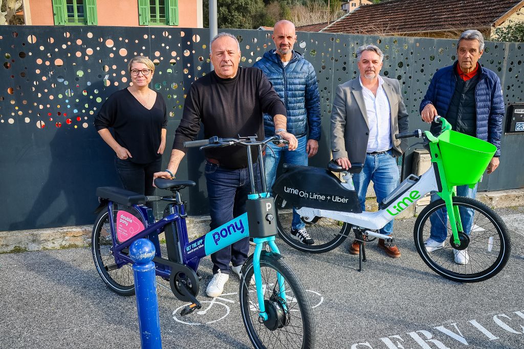 le maire et les élus devant les vélos lime et pony