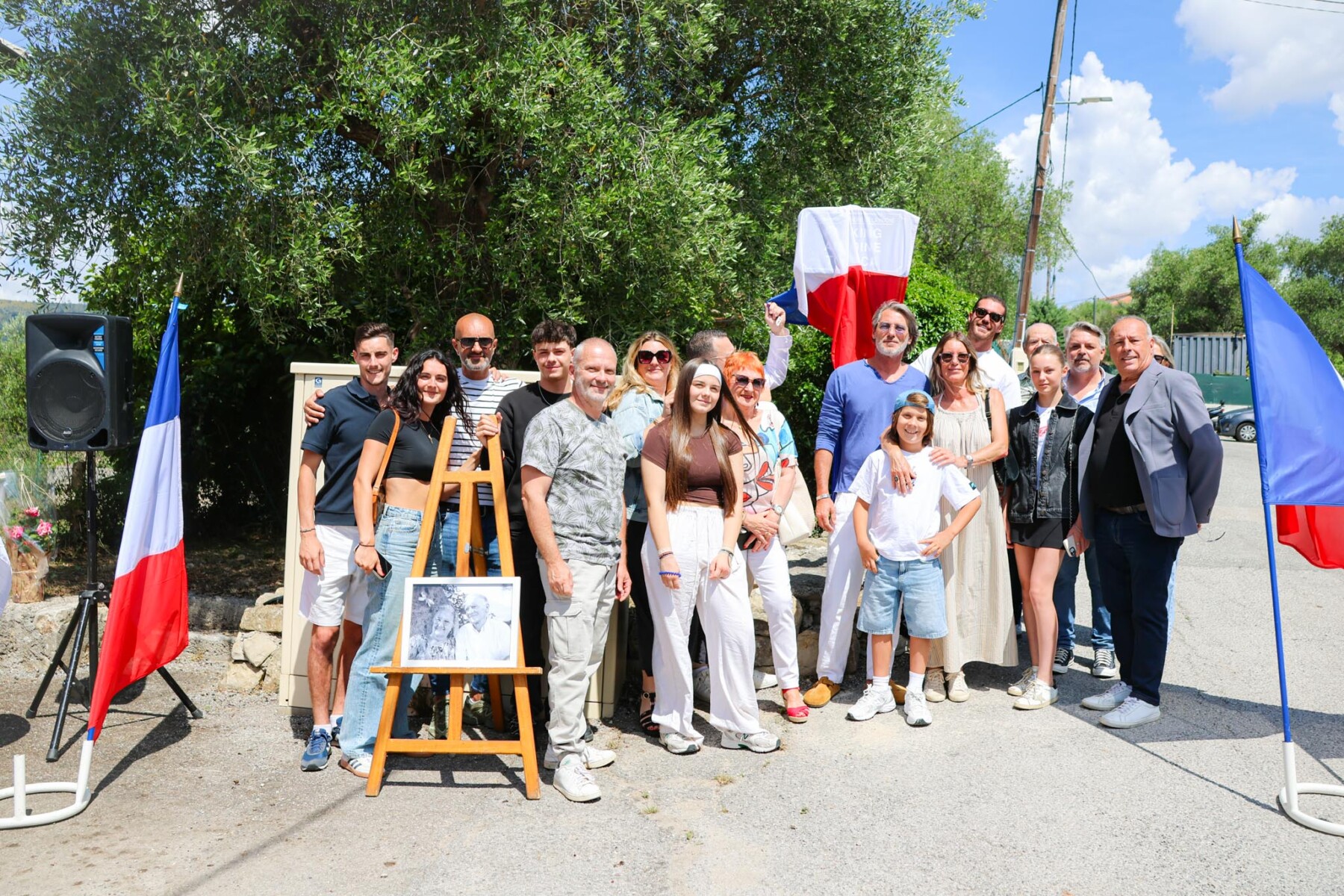 groupe devant plaque du parking toesca